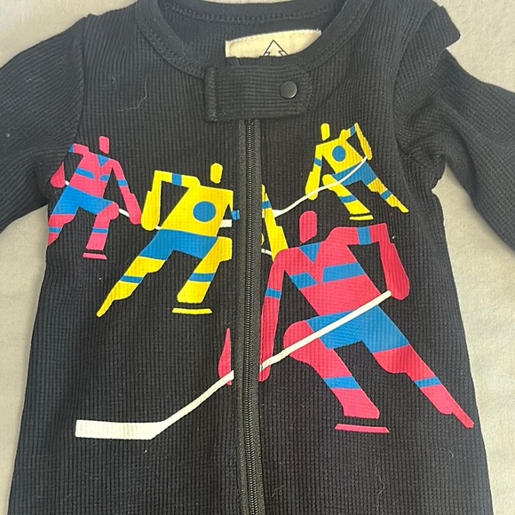 Arborist - NWOT - Playful Black and Pink Hockey design Footie - Picture 3 of 5